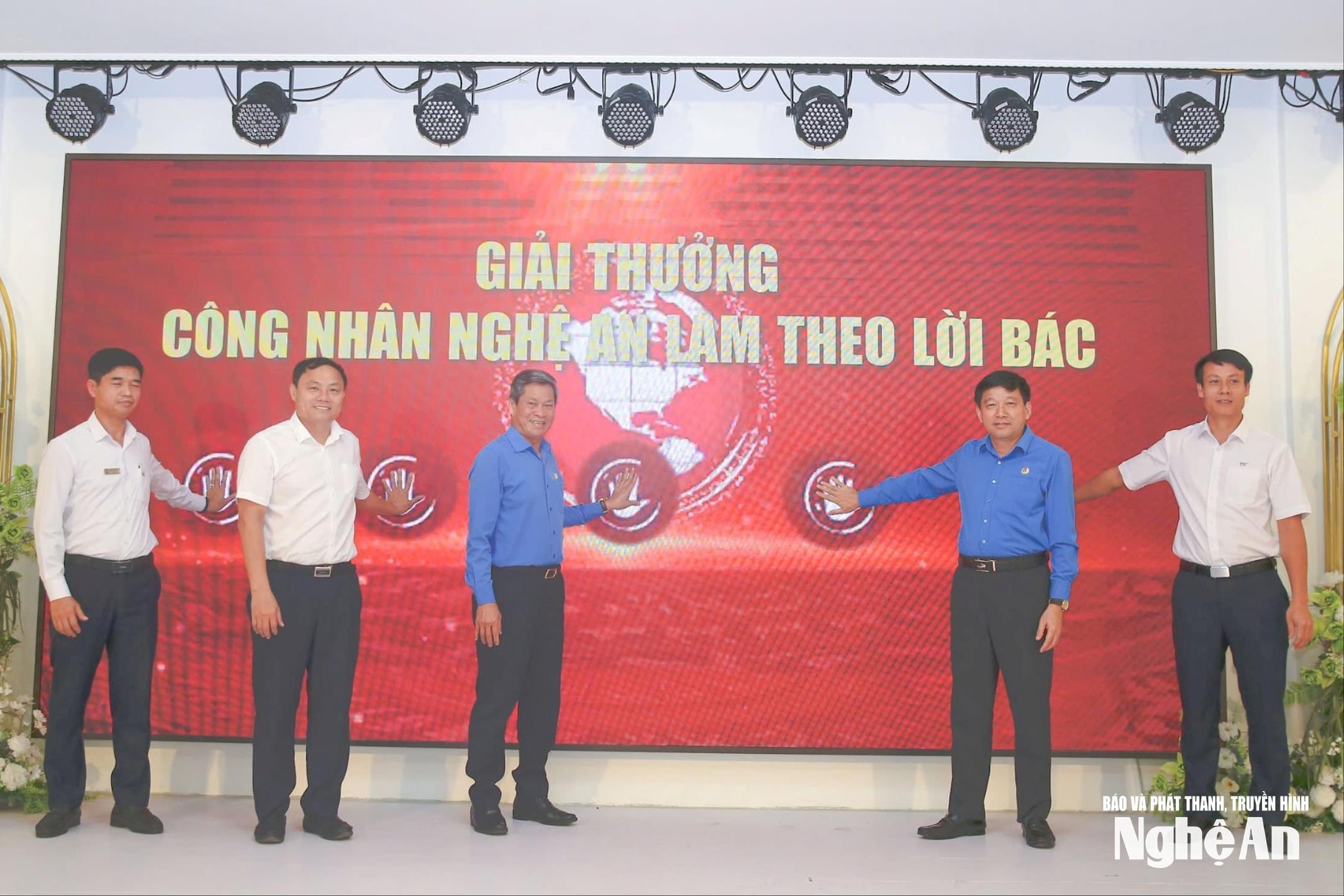 Az „Az Nghe An munkásai Ho bácsi tanításait követik” díj átadóünnepségén a 2025-ös Munkások Hónapja alkalmából. Fotó: Diep Thanh