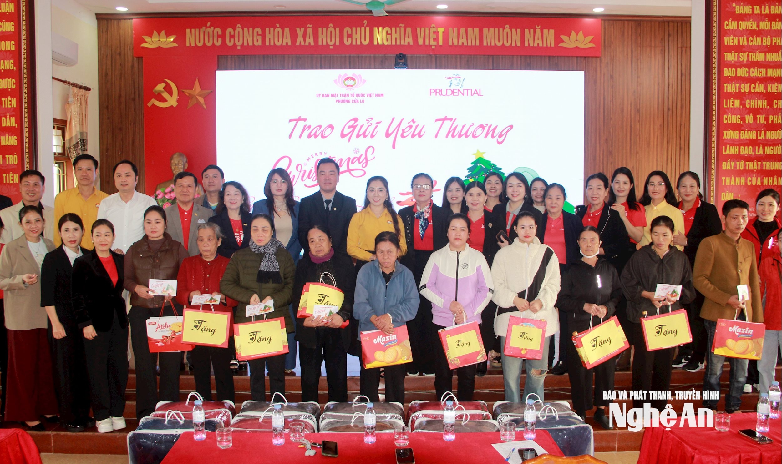 ປະຊາຊົນຢູ່ຫວອດ Cua Lo ໄດ້ຮັບຂອງຂວັນທີ່ມີຄວາມໝາຍ. ພາບ: ກວາງອານ