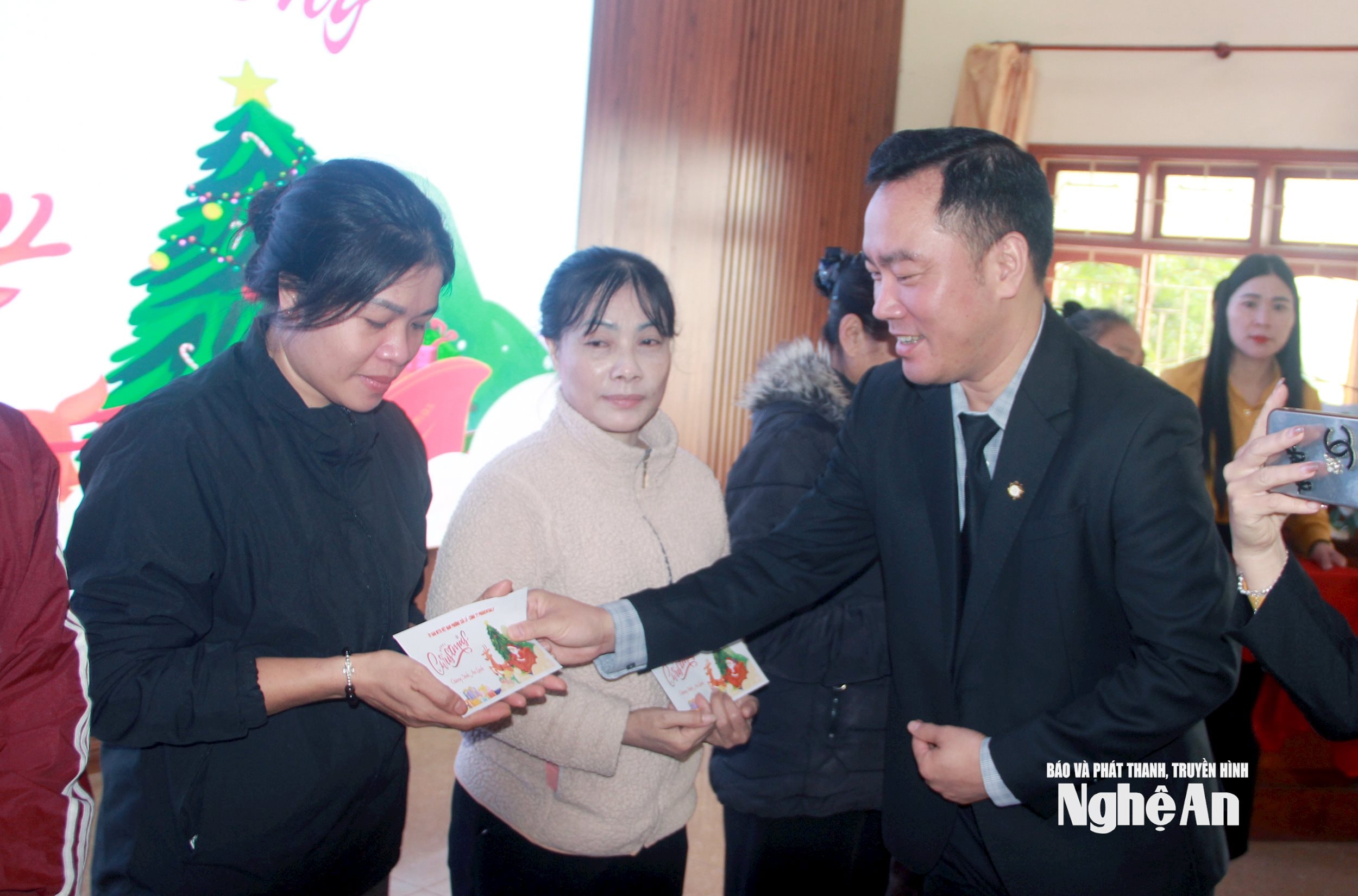 ບໍລິສັດ ພຣູເດັນໂຊລ໌ ມອບຂອງຂວັນໃຫ້ບັນດາຄອບຄົວທຸກຍາກຢູ່ຫວອດ Cua Lo. ພາບ: ກວາງອານ