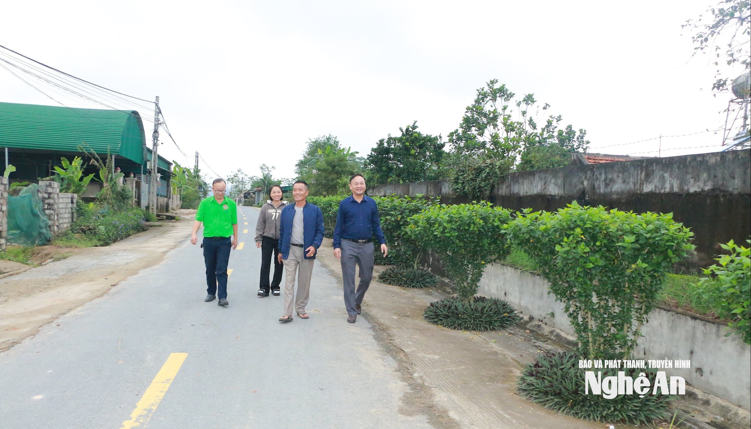 Lãnh đạo đảng uỷ xã Văn Kiều thăm xóm 5 Nghi Văn. Ảnh GH