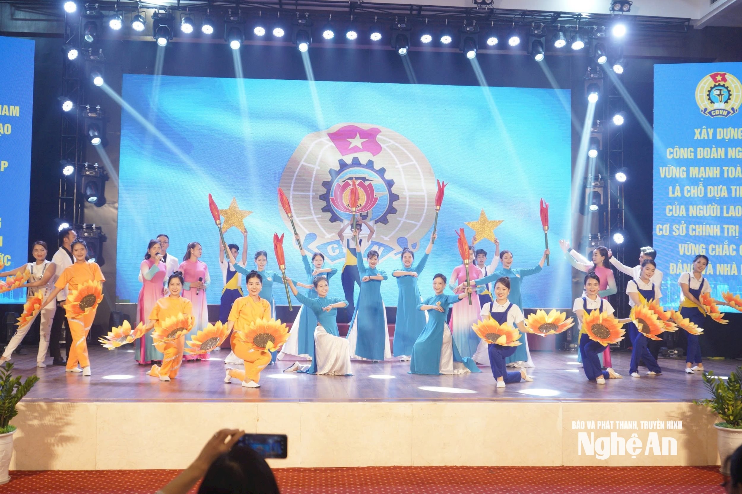 A kulturális és spirituális tevékenységeket sokszínű és professzionális módon végzik. Fotó: Diep Thanh