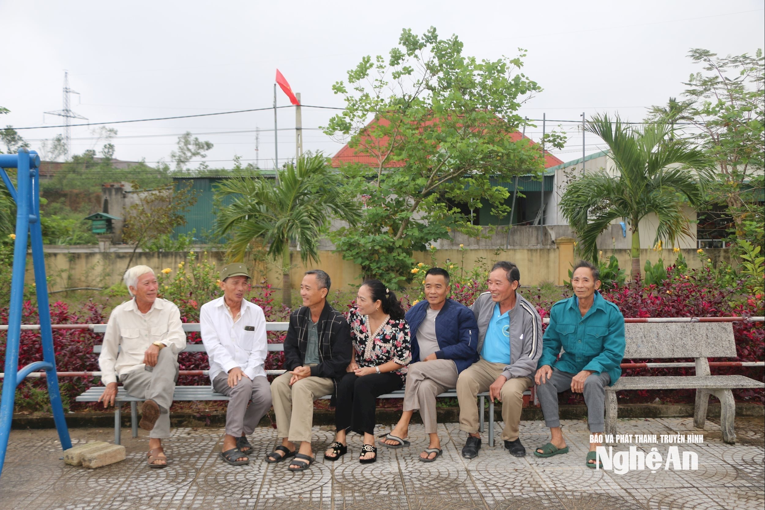 Người dân xóm 5 Nghi Văn (xã Văn Kiều) phấn khởi trước sự thay đổi của bộ mặt thôn xóm. Ảnh G.H
