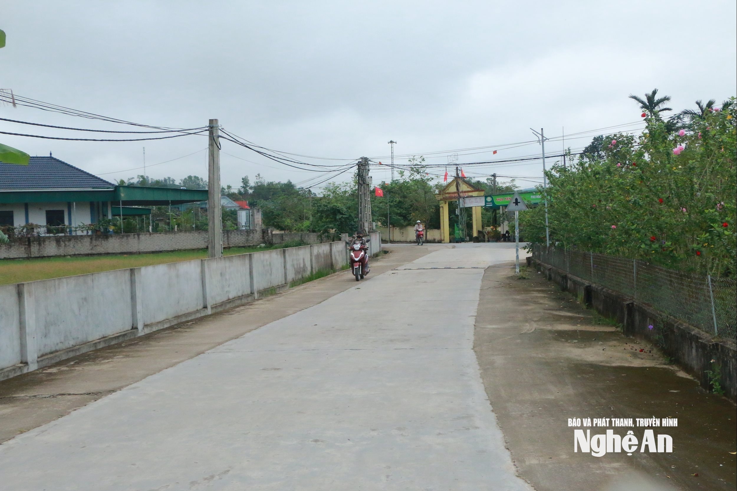 Những con đường nông thôn mới khang trang ở xóm 5 Nghi Văn ( xã Văn Kiều). Ảnh GH3