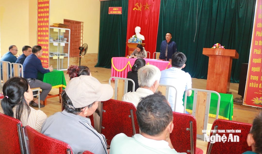 Sinh hoạt chi bộ xóm 5 Nghi Văn (xã Văn Kiều). Ảnh GH