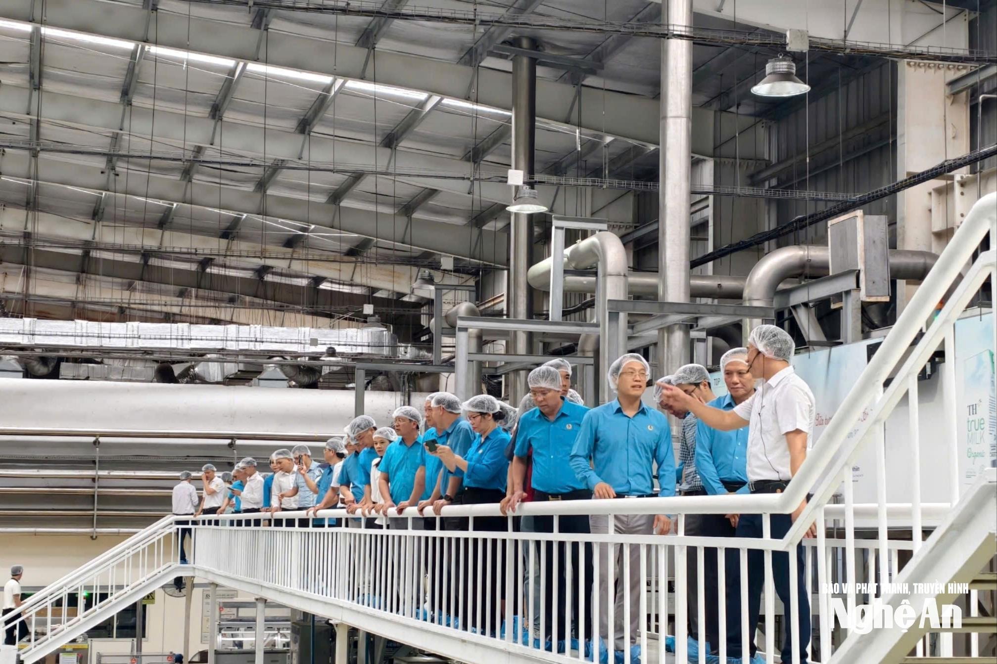 A szakszervezeti tisztviselőkből és kreatív dolgozókból álló küldöttség látogatást tett a TH Milk Factory-ban, és tapasztalatokat szerzett a gyárban. Fotó: Diep Thanh