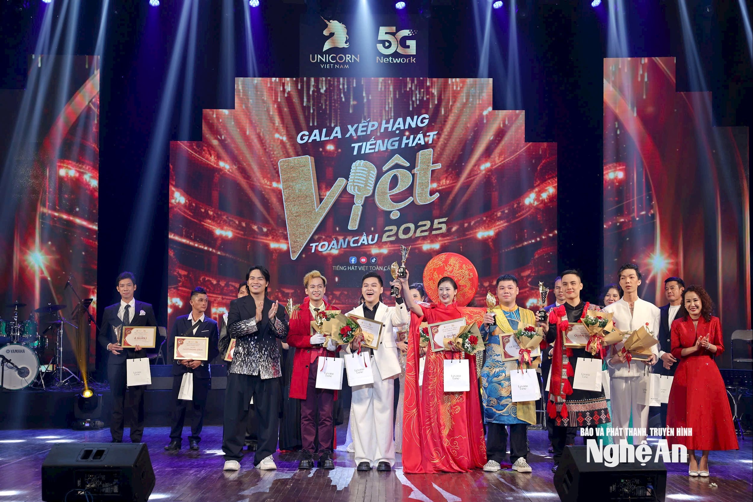 فاز أونغ تاي سون وفريقه بجوائز في مسابقة الغناء الفيتنامية العالمية.