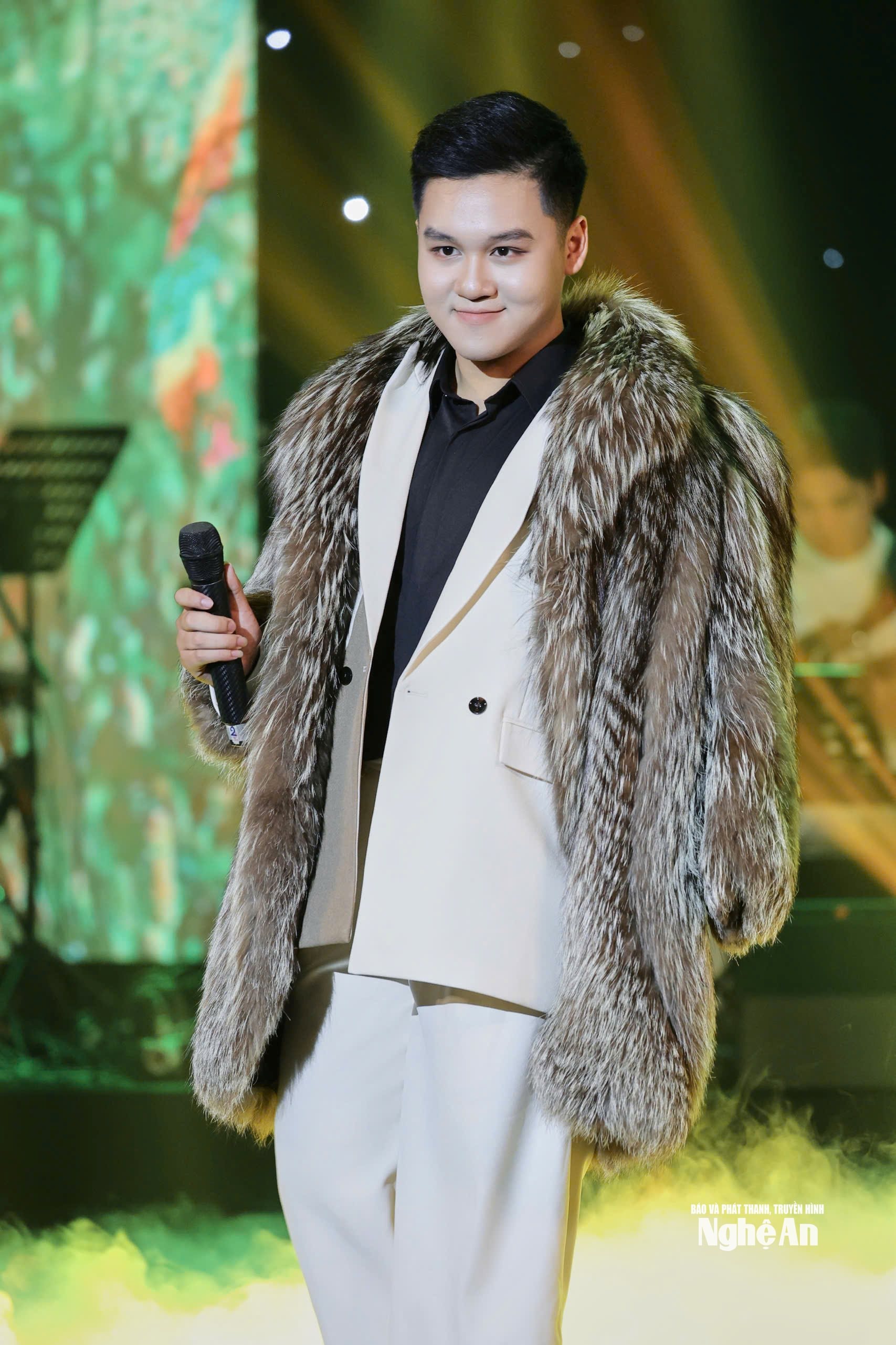 في الليلة الأخيرة، قدمت الفنانة أوونغ تاي سون أغنية