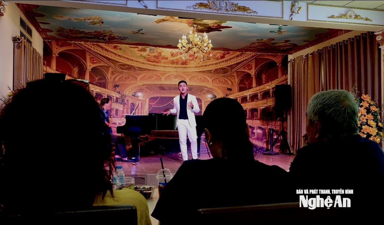 أونغ تاي سون في عرض بأكاديمية هانوي للموسيقى