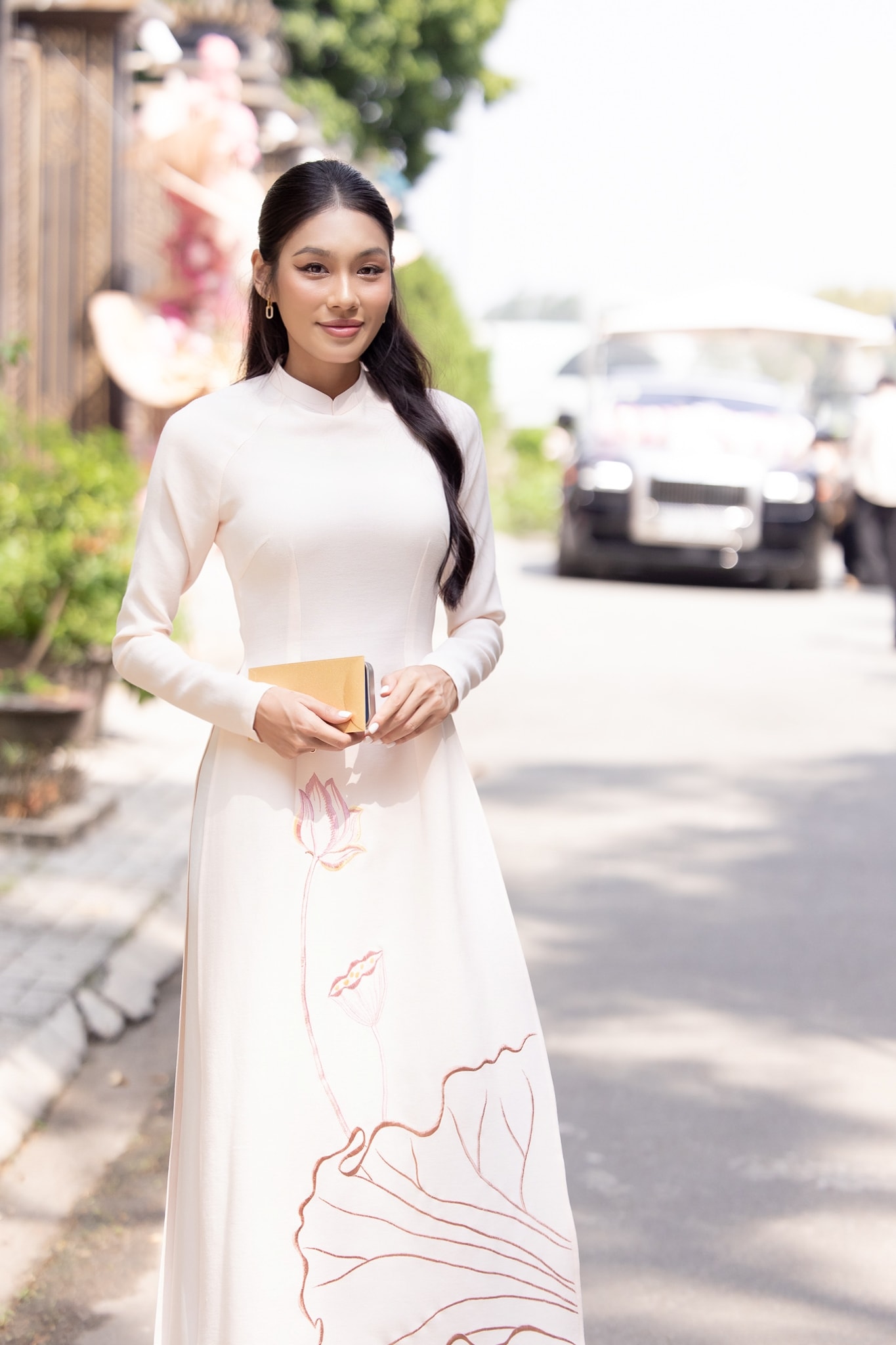Á hậu Thảo Nhi Lê trong đội bê tráp của Tiên Nguyễn.