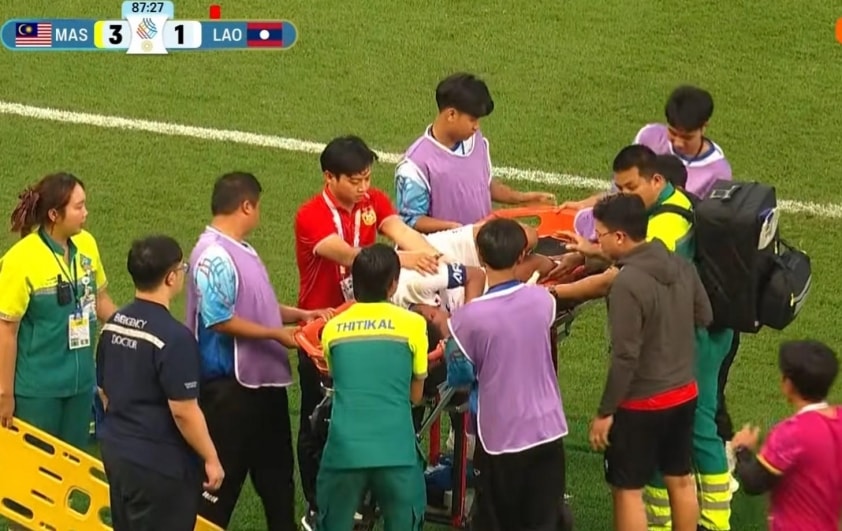 Bị gãy chân giống Xuân Son, đội trưởng U22 Lào vẫn bị nhận thẻ đỏ 755075