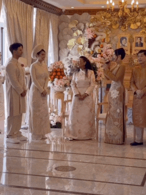 Tiên Nguyễn bật cười và che mặt khi nghe lời dặn dò từ mẹ trong lễ cưới.
