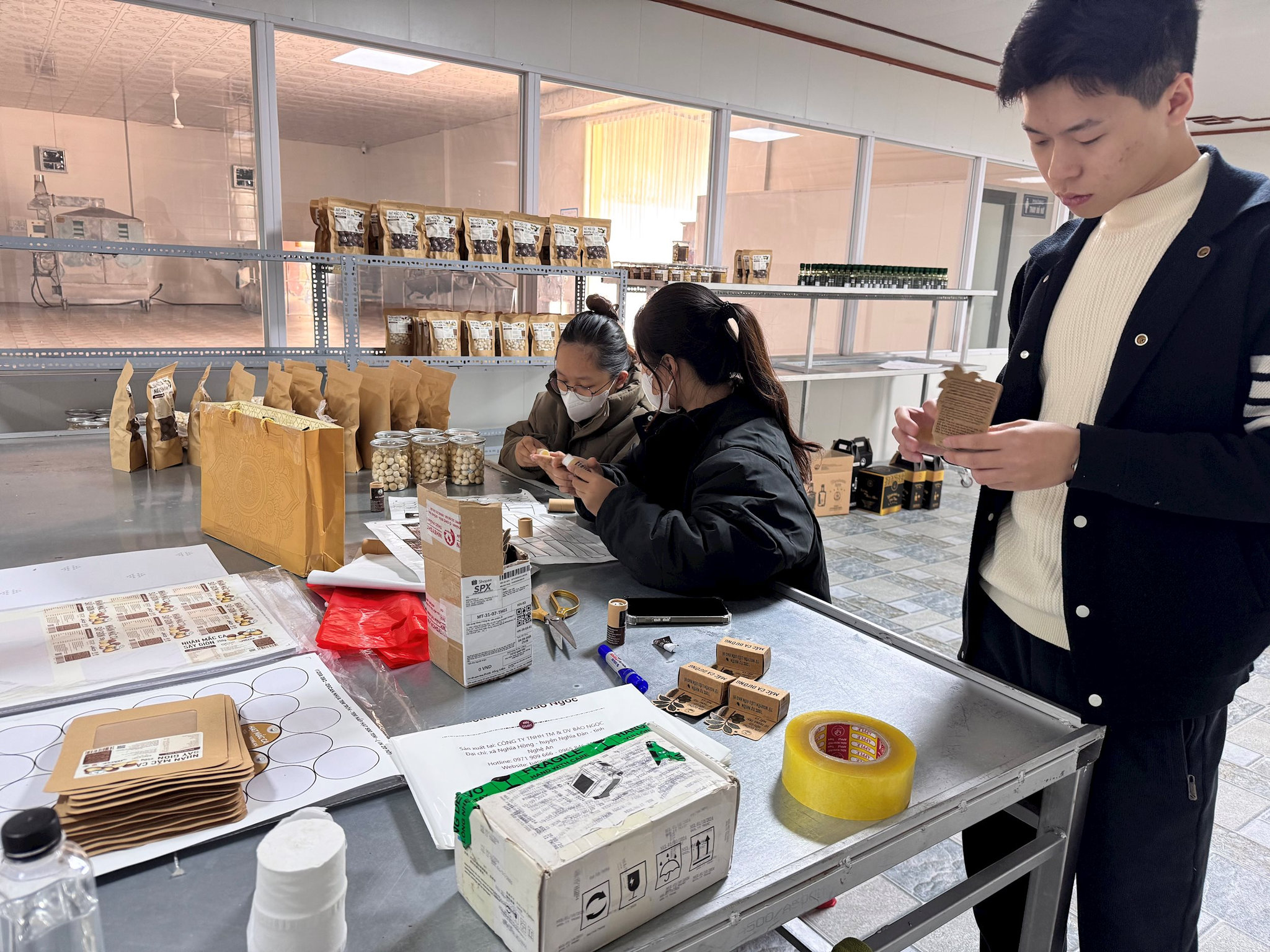Chăm sóc các chi tiết, nhãn hàng sau khi được công nhận đạt chuẩn ocop. Ảnh Nguyễn Hải