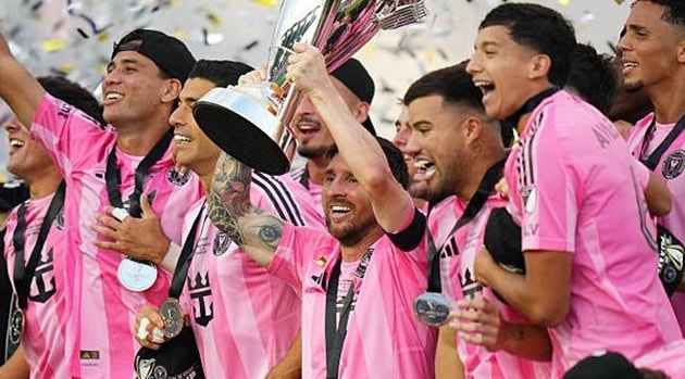 Lionel Messi nâng cao danh hiệu MLS Cup cùng các đồng đội.