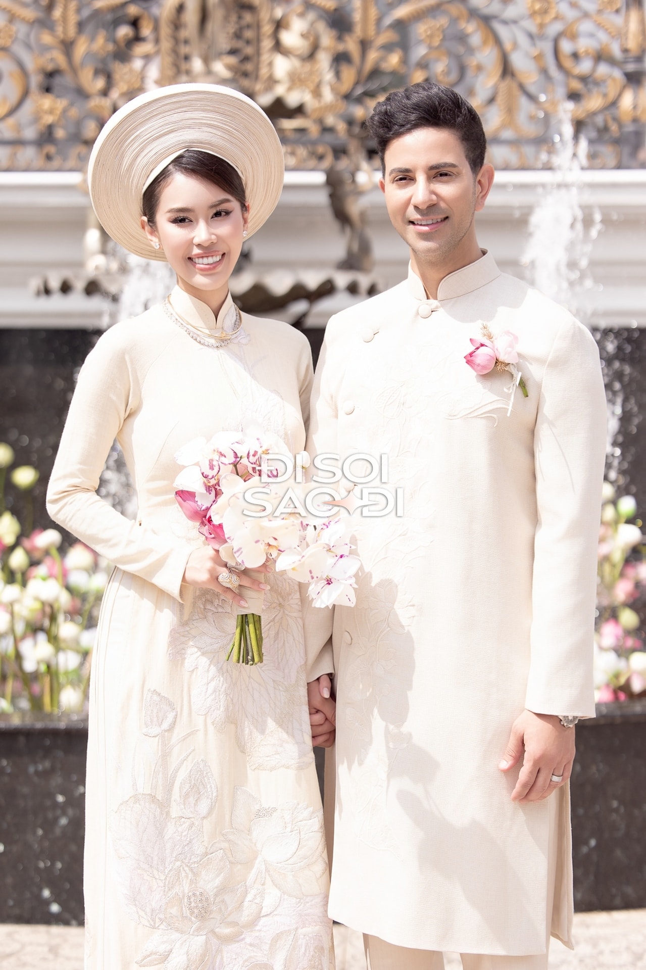 Bà Lê Hồng Thủy Tiên và Tiên Nguyễn trong lễ gia tiên.