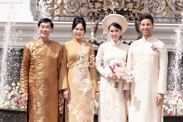 Tiên Nguyễn và gia đình trong lễ gia tiên tại biệt thự.