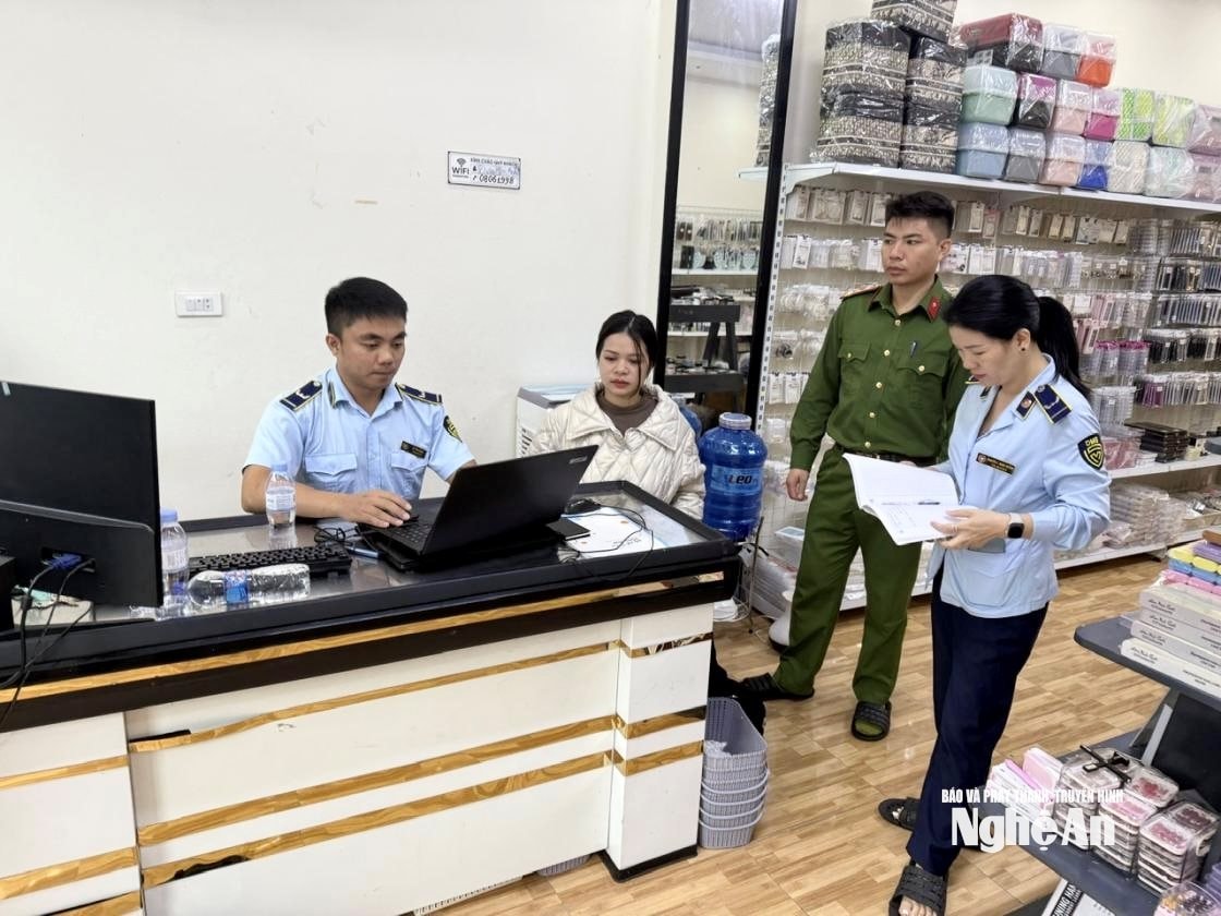  Đội QLTT số 2 - Chi cục QLTT tỉnh Nghệ An phát hiện, kiểm tra, xử phạt hộ kinh doanh vi phạm trong lĩnh vực TMĐT. Ảnh - Chi cục QLTT tỉnh Nghệ An