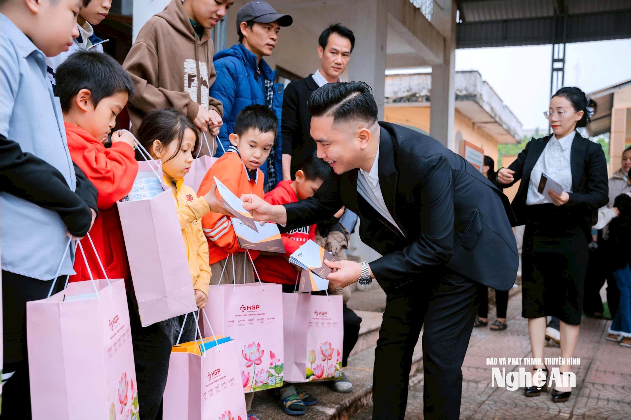 السيد دونج أعطى