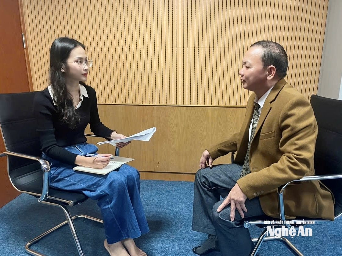 CTV Báo & PT-TH Nghệ An trao đổi cùng ông Nguyễn Văn Thắng – Chủ tịch Hội Bảo vệ quyền lợi người tiêu dùng Nghệ An. Ảnh Ngọc Dũng