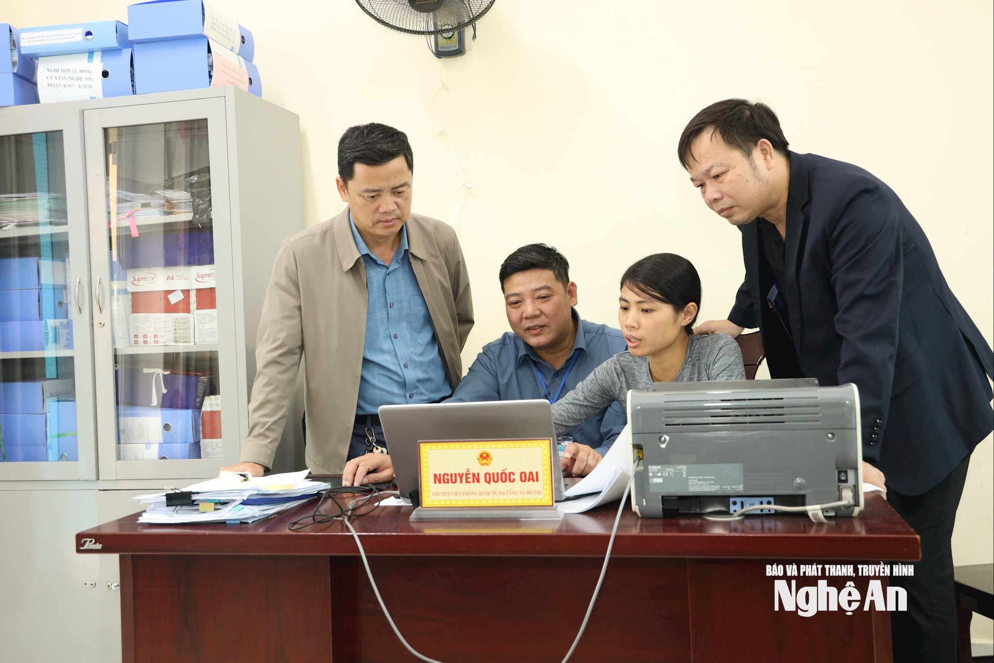 Cán bộ Phòng Kinh tế - Phường Tân Mai thường xuyên trao đổi nhóm để hoàn thành các nhiệm vụ được giao, nhất là trong chiến dịch “90 ngày làm sạch dữ liệu đất đai”, “30 ngày đêm chuyển đổi mô hình và phương pháp quản lý thuế đối với hộ kinh doanh khi xóa bỏ thuế khoán”. Ảnh Nguyên Nguyên