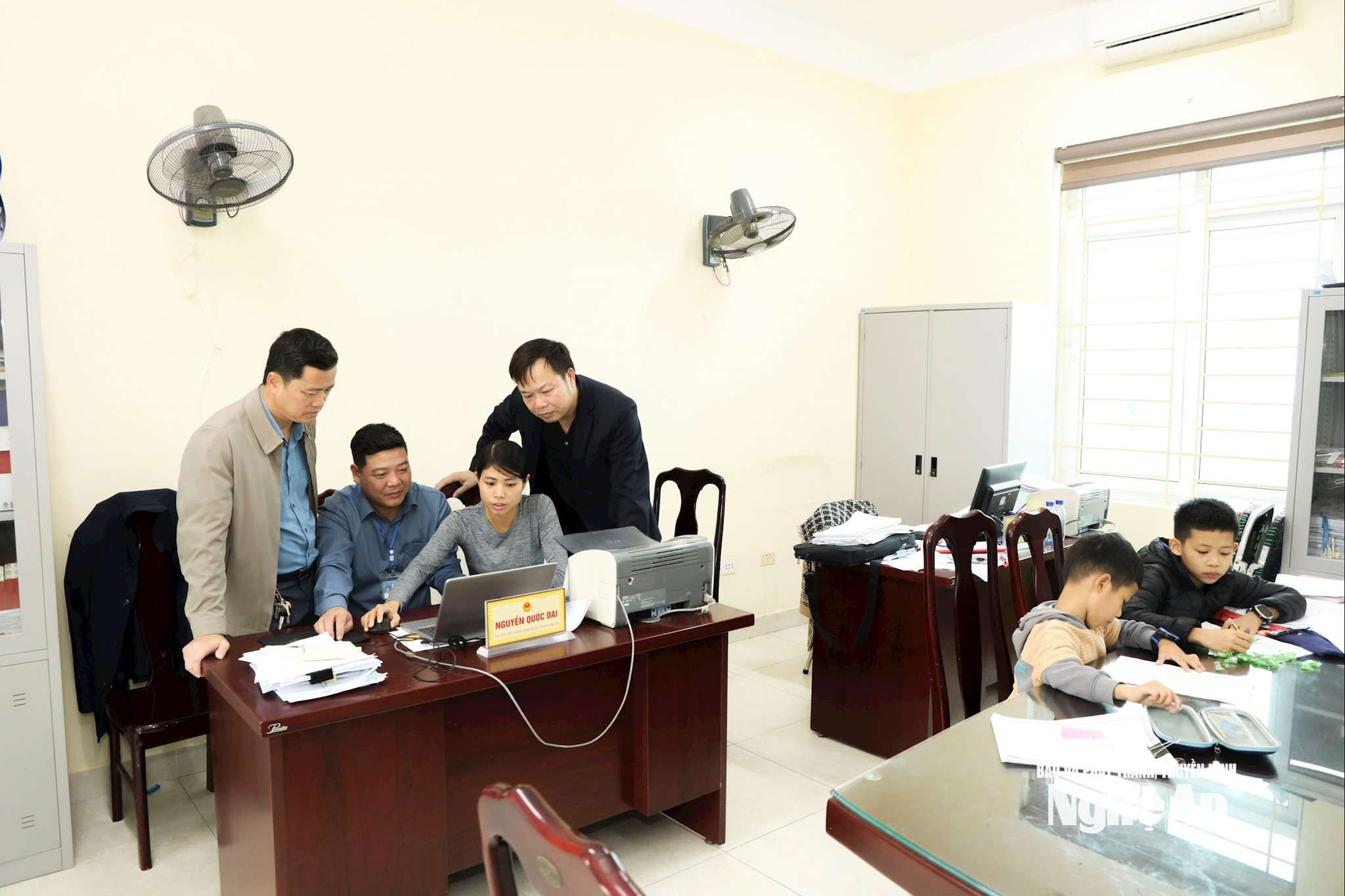 Nhiều ngày nghỉ, một số cán bộ phải đưa con lên đơn vị để làm thêm giờ cho kịp tiến độ . Ảnh Nguyên Nguyên