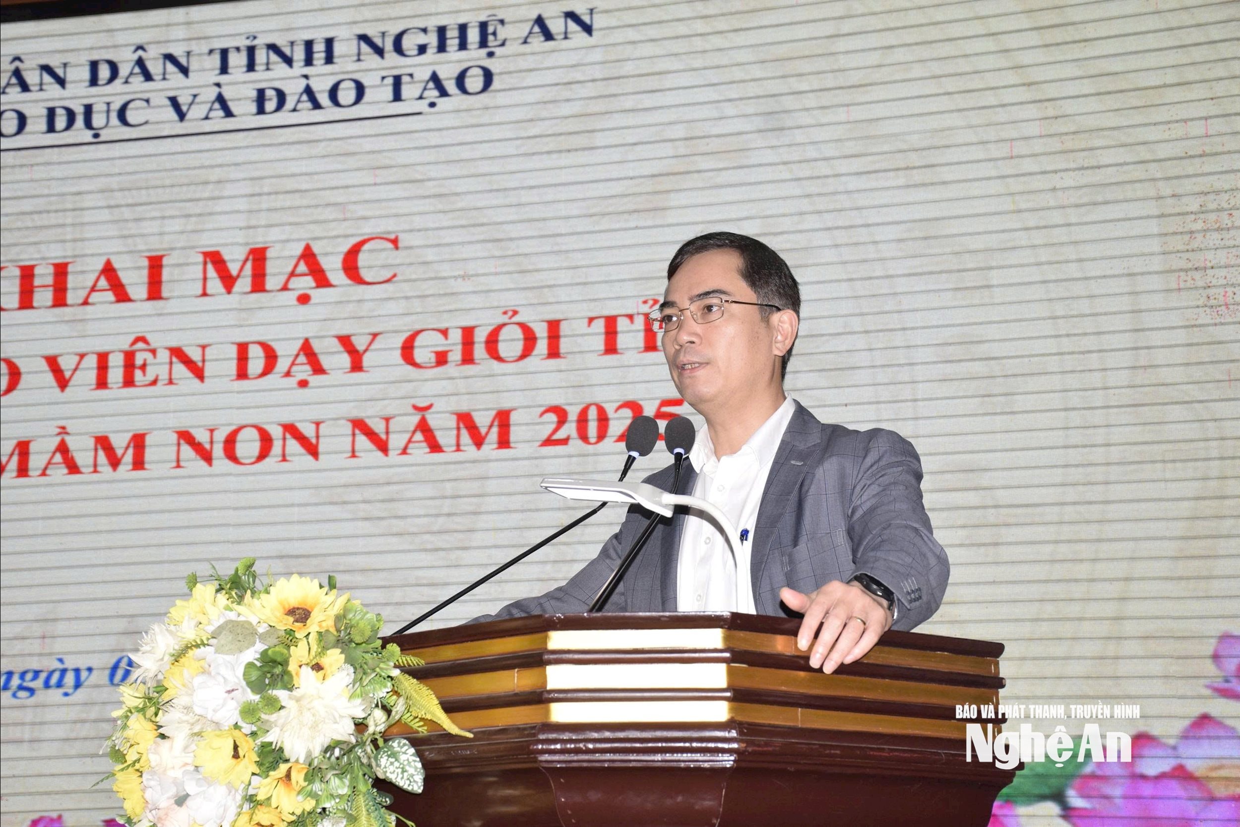 Phó Giám đốc Sở Giáo dục và Đào tạo Nguyễn Văn Khoa phát biểu tại lễ khai mạc. Ảnh - Mỹ Hà