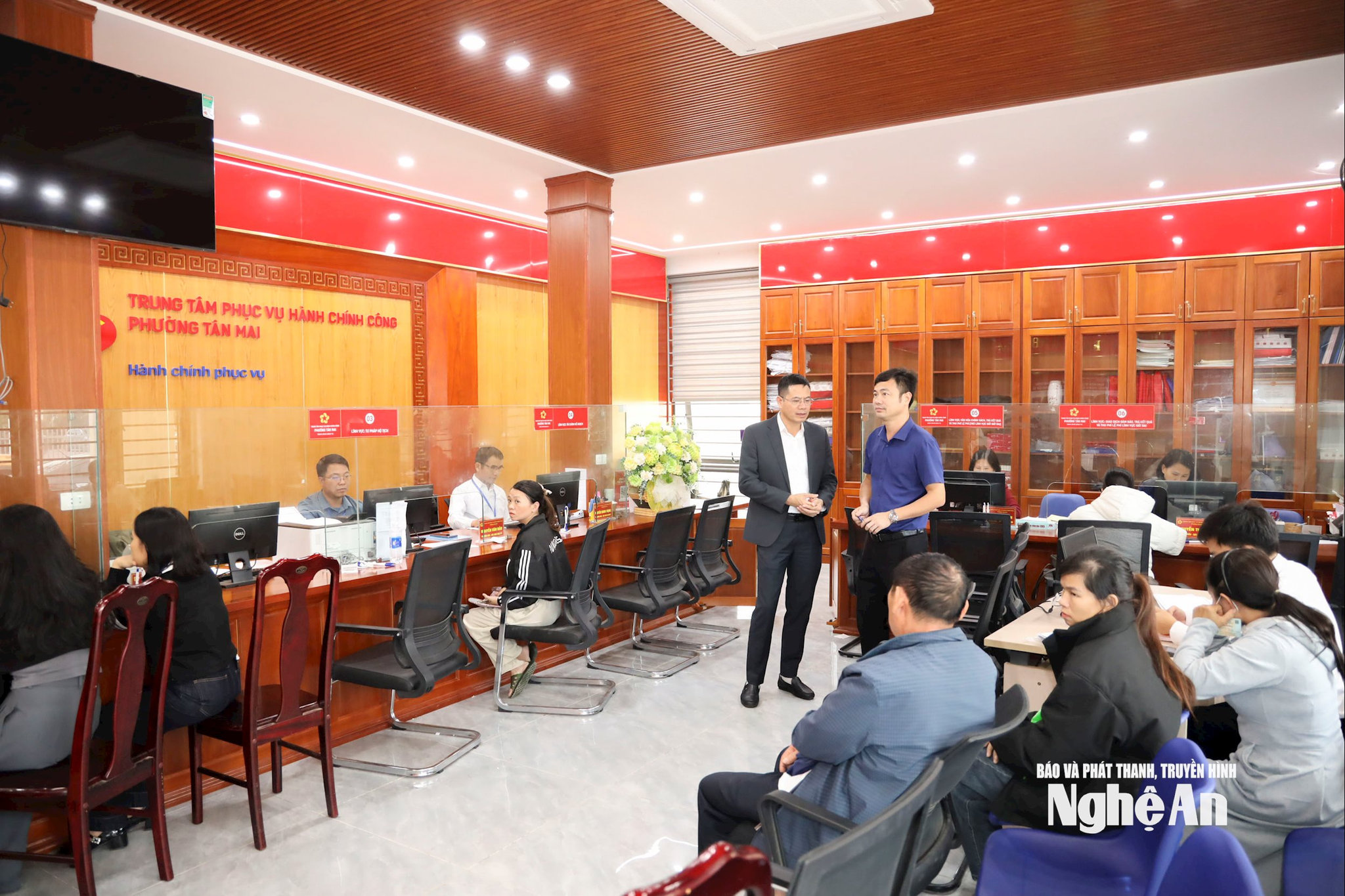 TT Phục vụ hành chính công P Tân Mai. Ảnh Nguyên Nguyên