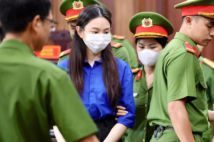Nguyễn Thúc Thùy Tiên tại toà.