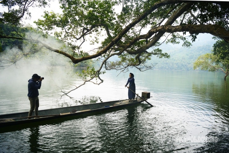 Rừng cổ thụ 9khoác áo mới9 bên hồ nước ngọt đẹp nhất thế giới - 3