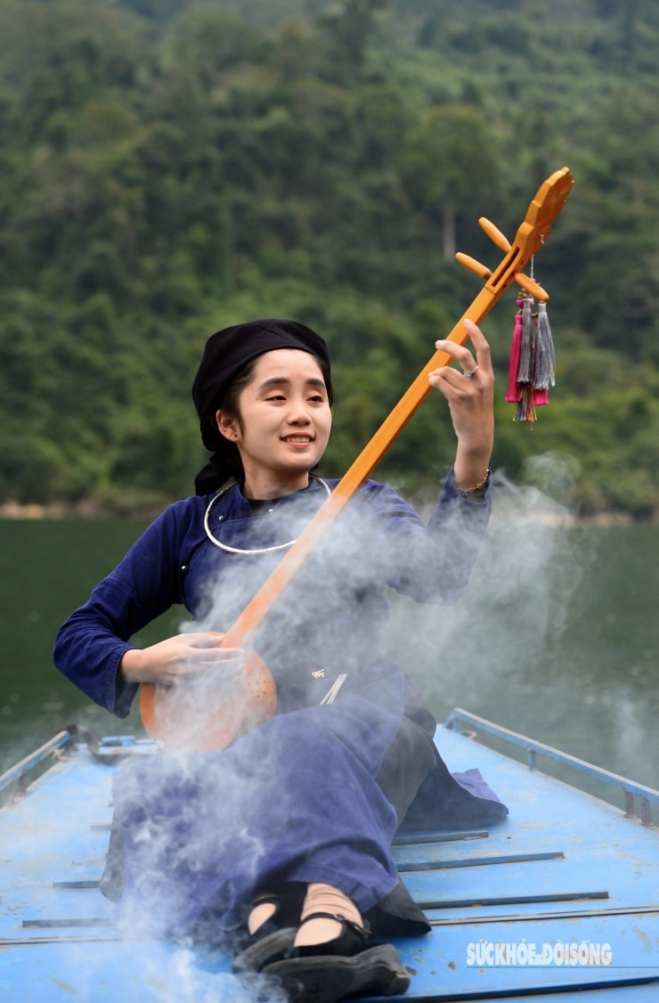 Rừng cổ thụ 9khoác áo mới9 bên hồ nước ngọt đẹp nhất thế giới - 11