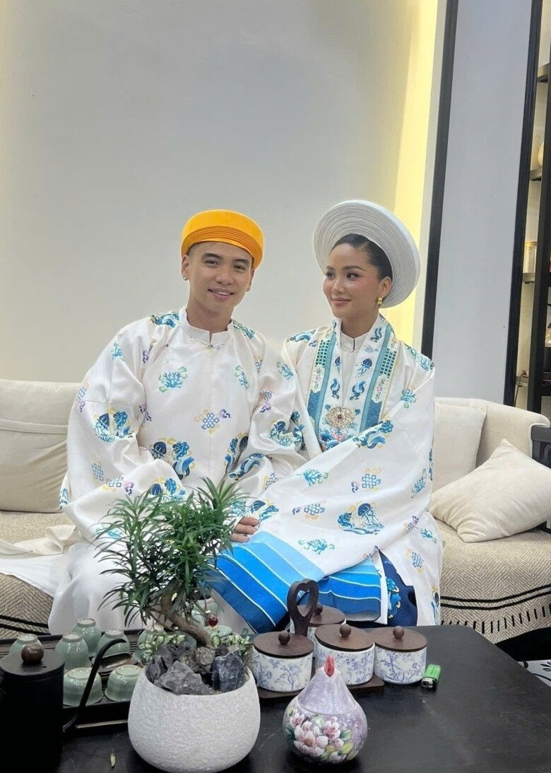 Thanh Hằng và chồng nhạc trưởng Trần Nhật Minh trong một buổi đi ăn.