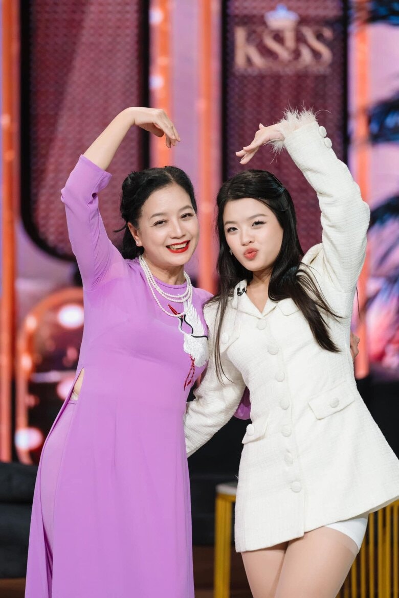 NSƯT Chiều Xuân luôn chỉ dạy, truyền đạt kinh nghiệm cho con gái trong quá trình theo đuổi nghệ thuật.