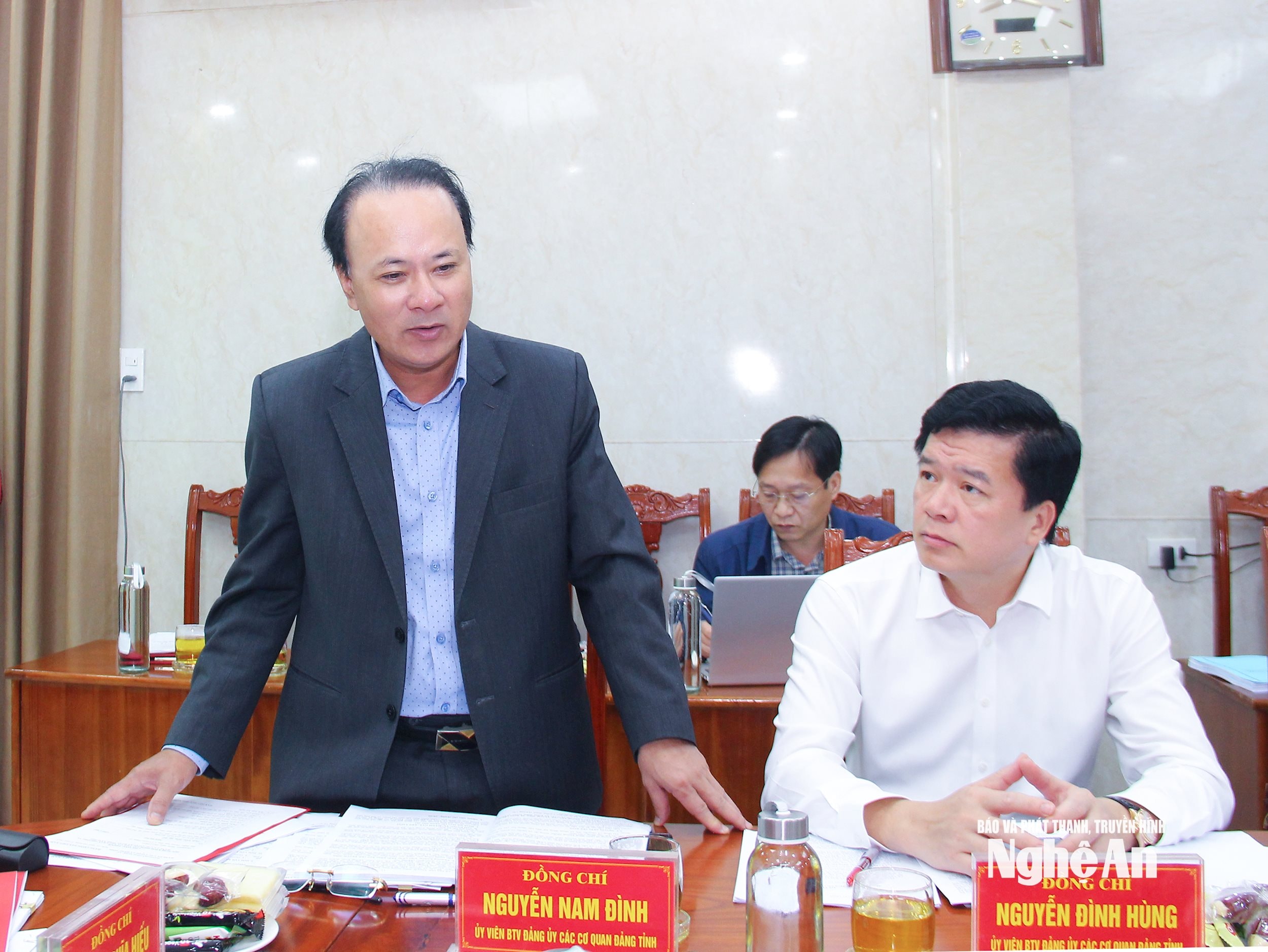  Đảng uỷ cácg tỉnh nêu ý kiến kiểm điểm về việc kết nạp đảng viên trong năm 2025 chưa đạt kế hoạch và đề xuất giải pháp khắc phục trong năm 2026. Ảnh Mai Hoa