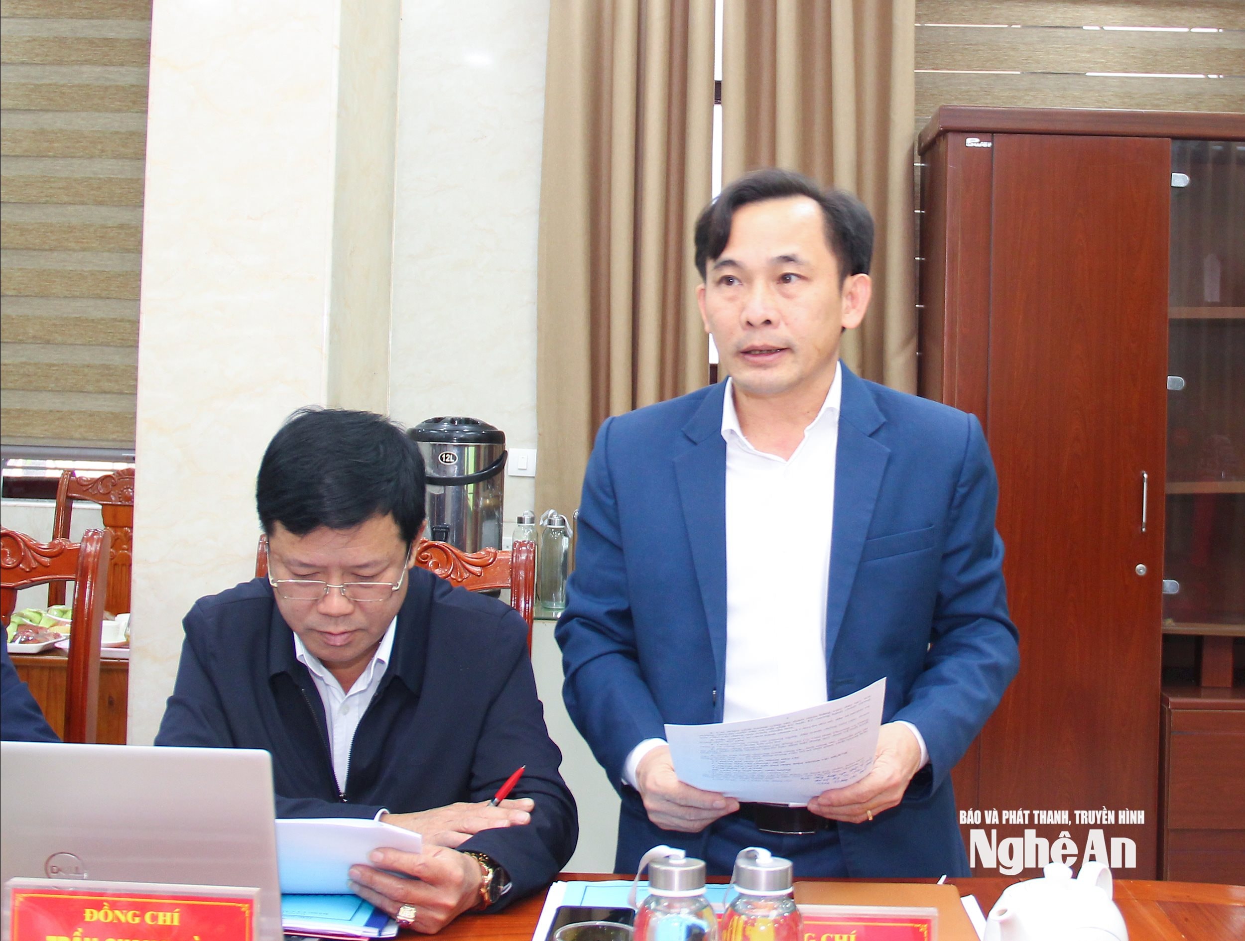  Đồng chí Ngô Đình Viện - Phó Bí thư Đảng uỷ các cơ quan Đảng tỉnh báo cáo kiểm điểm tâp thể Ban Thường vụ năm 2025. Ảnh Mai Hoa