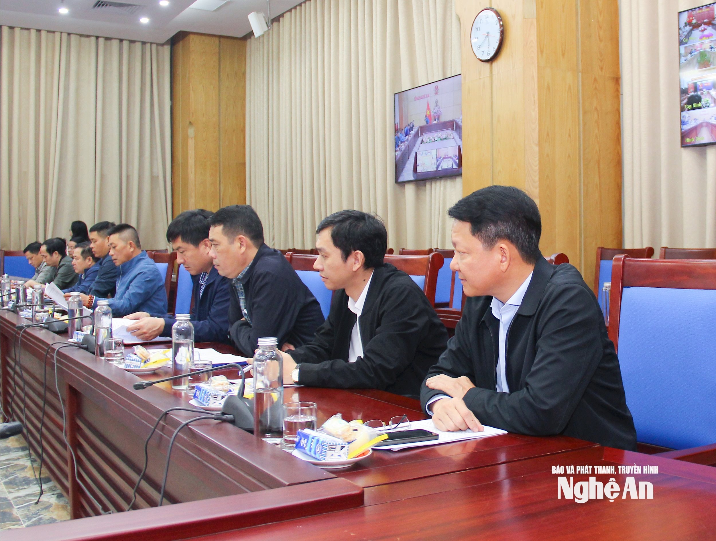  Lãnh đạo các sở, ngành tỉnh Nghệ An tham gia hội nghị tại điểm cầu Nghệ An. Ảnh Mai Hoa
