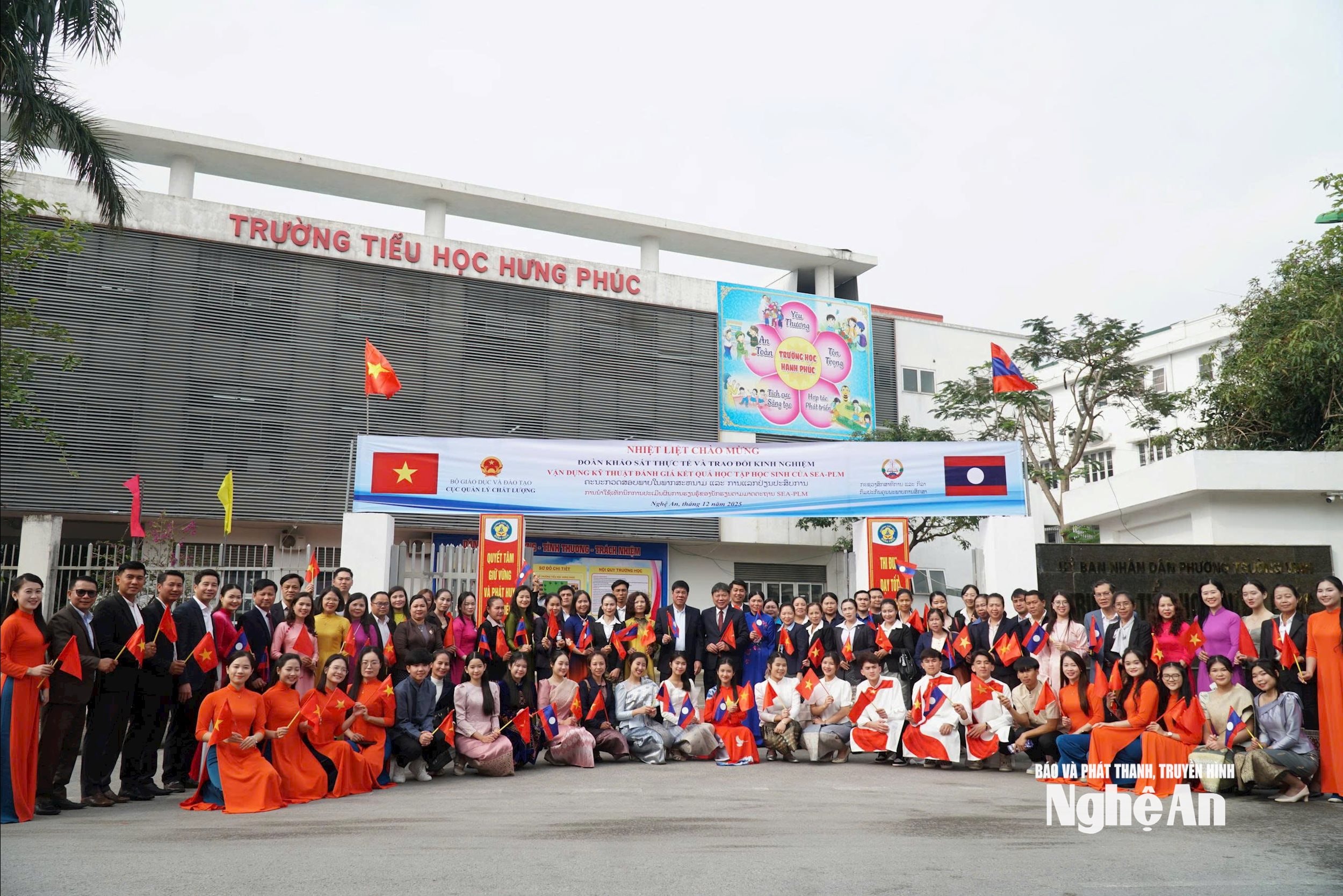 Đoàn công tác của Bộ Giáo dục và Thể thao Lào chụp ảnh lưu niệm với các giáo viên ở Trường Tiểu học Hưng Phúc