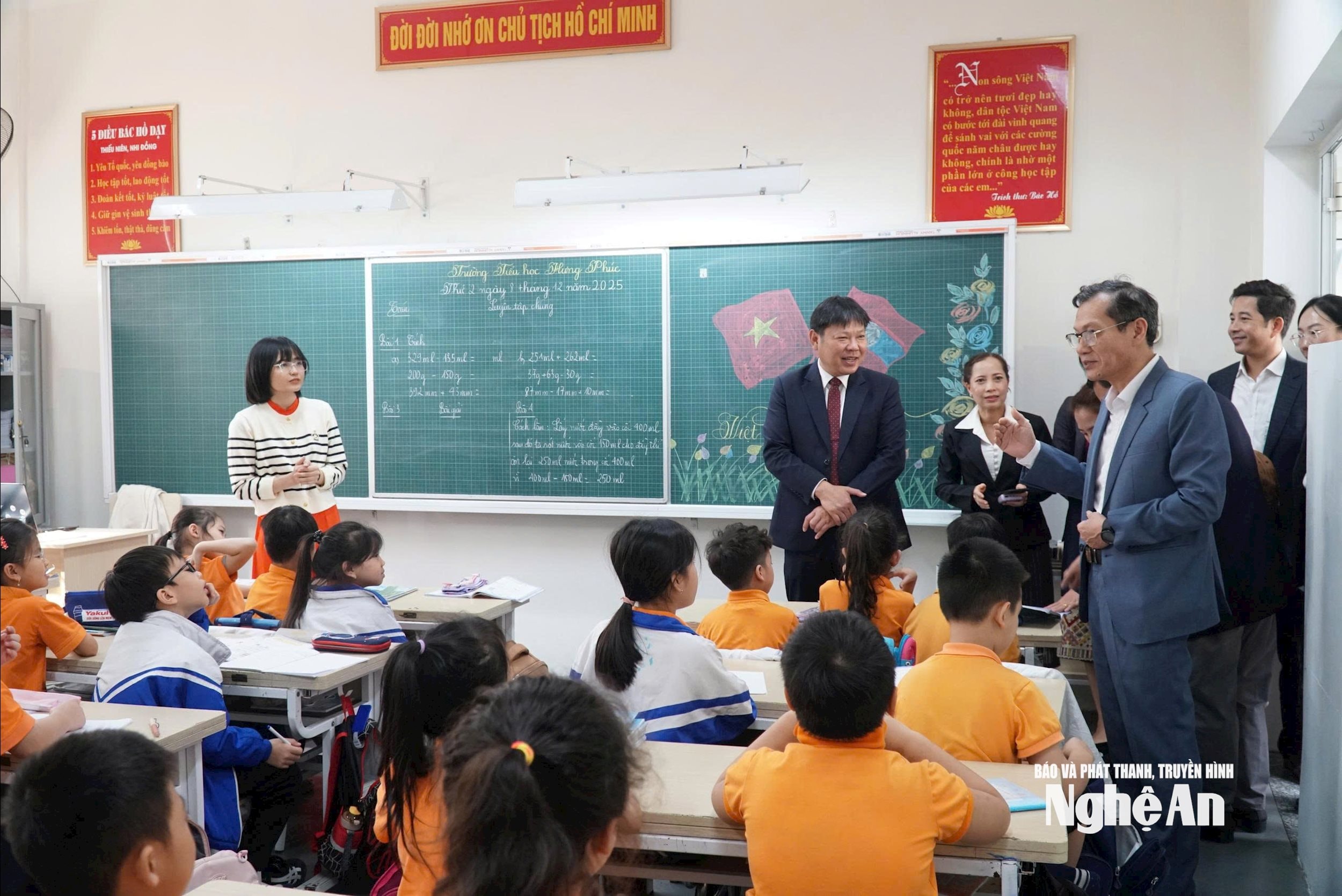 Đoàn giáo viên của nước Cộng hòa Dân chủ nhân dân Lào thăm một giờ học của học sinh Trường Tiểu học Hưng Phúc. Ảnh - Mỹ Hà