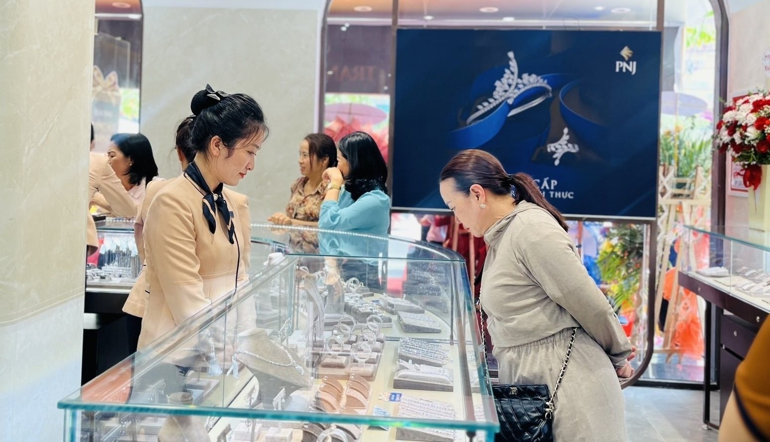 Giá vàng hôm nay 10/12/2025: Bảng giá vàng SJC ACB, nhẫn, vàng thế giới