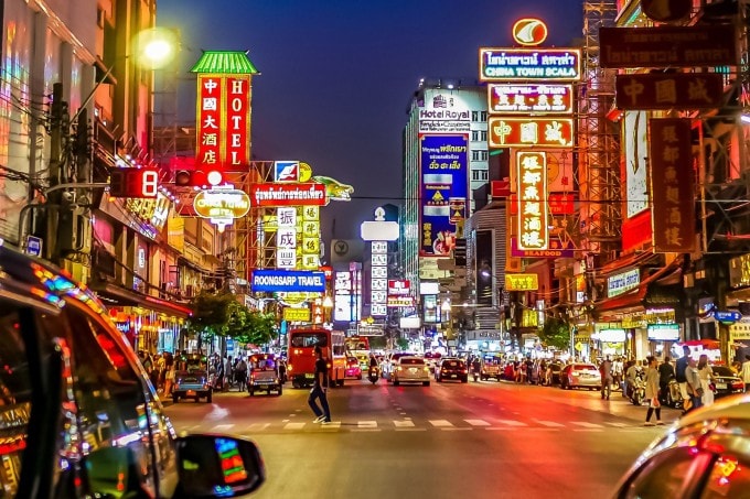 Đường phố Bangkok sôi động về đêm. Ảnh: Hotels