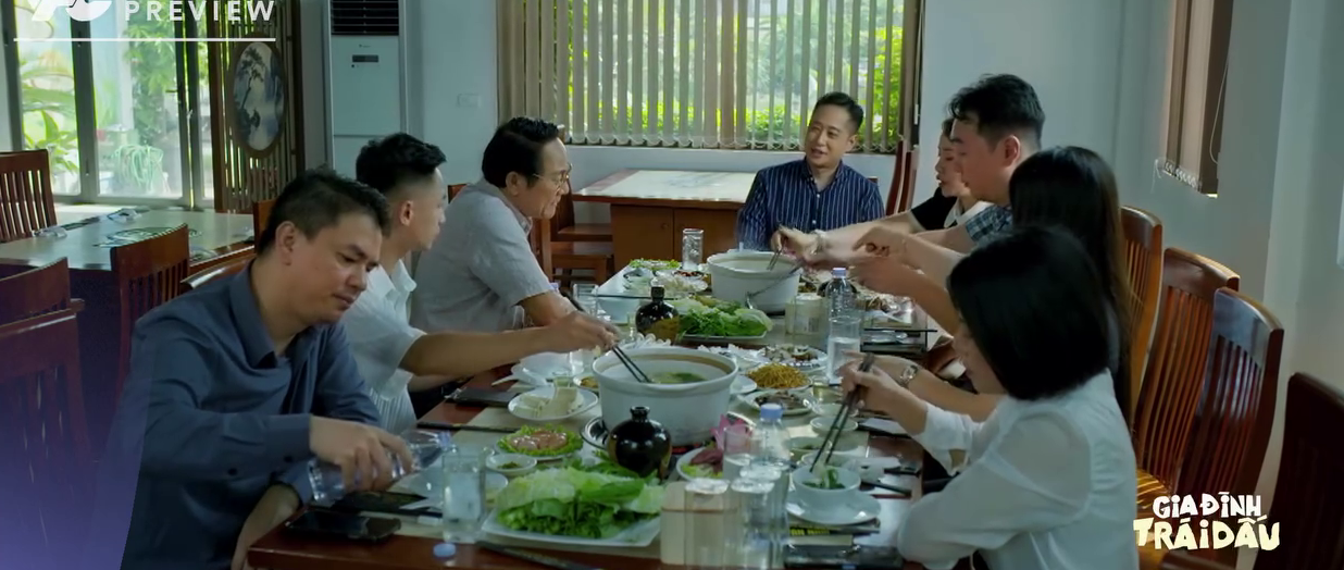 Gia đình trái dấu - Tập 5: Cựu trưởng phòng 'té ngửa' gặp vợ làm lao công nhà hàng- Ảnh 1.