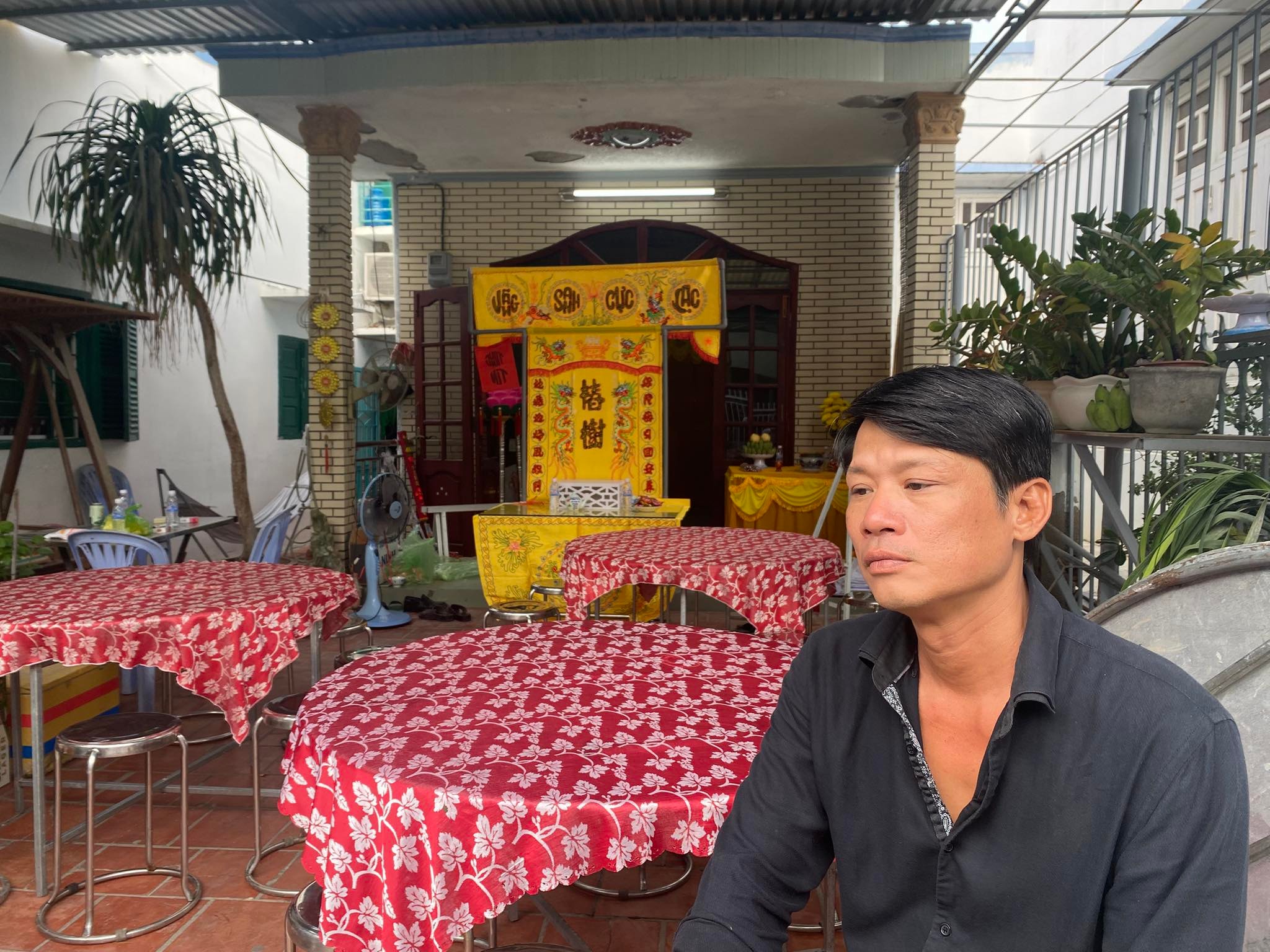 Anh Thanh Tùng, con trai nghệ sĩ Thương Tín, ngồi thất thần trong tang lễ của cha.