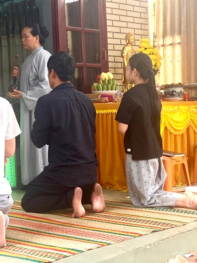 Con trai và con gái Thương Tín lo hậu sự cho ông. Ảnh: Tô Hiếu