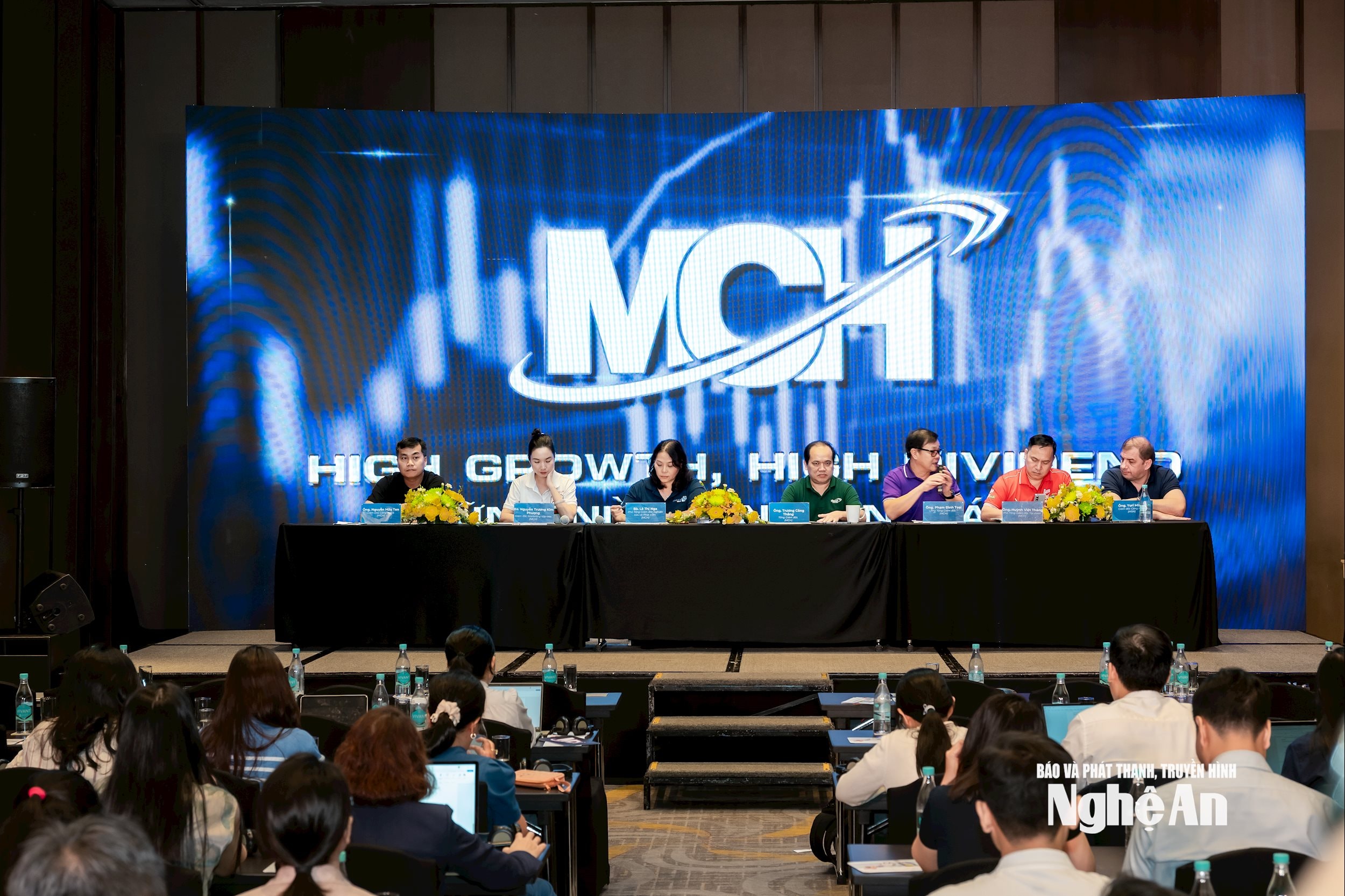 ທີມງານຄຸ້ມຄອງຂອງ MCH ຕອບຄຳຖາມຂອງຜູ້ຖືຫຸ້ນ.