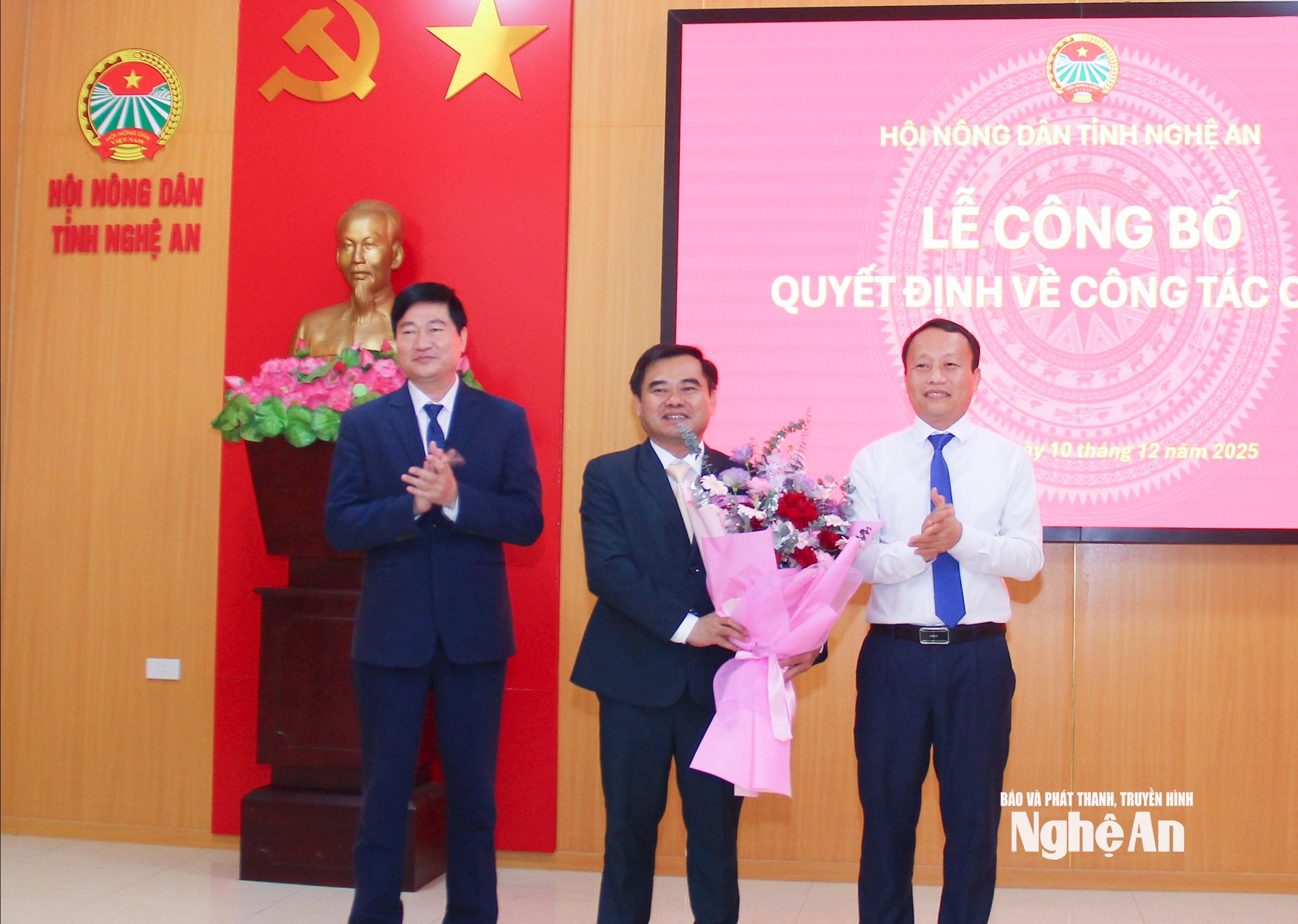 Lãnh đạo Hội Nông dân tỉnh tặng hoa chúc mừng tân Chủ tich Nguyễn Viết Hùng. Ảnh Mai Hoa