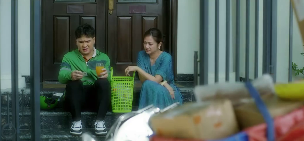 Gia đình trái dấu - Tập 6: Bà Ánh làm shipper sau khi đi giúp việc, tạp vụ gây họa - Ảnh 1.