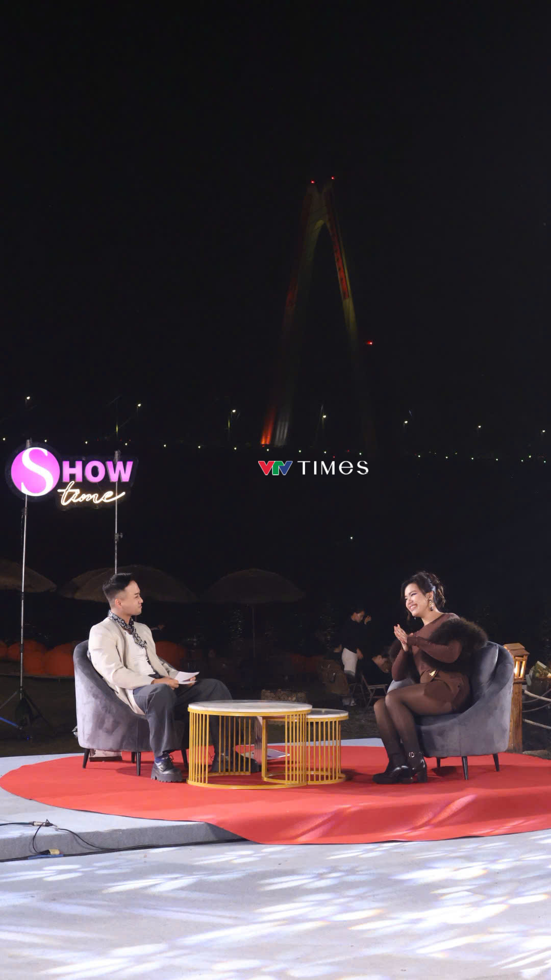 Showtime số mới ghi hình được thực hiện tại không gian ngoài trời với phần nền phía sau là cầu Nhật Tân nổi bật.