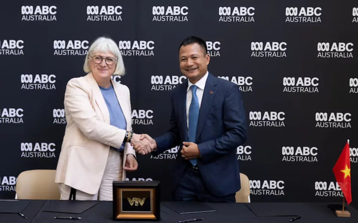 Phó Tổng giám đốc VTV Đỗ Đức Hoàng (bên phải) ký kết Biên bản ghi nhớ hợp tác với và bà Claire M. Gorman - Giám đốc ABC International