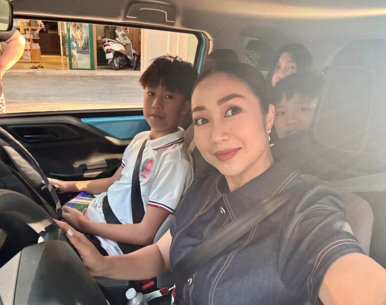 Ốc Thanh Vân đưa con đi học mỗi sáng.
