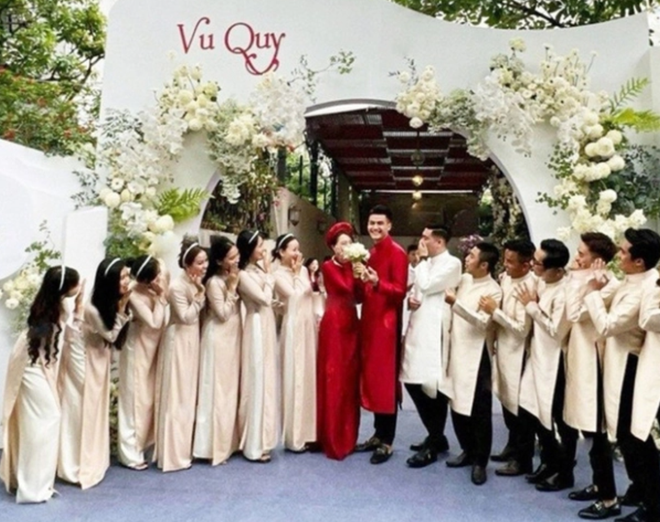 Vĩnh Thụy vui vẻ bên một em bé trong video được anh đăng tải.
