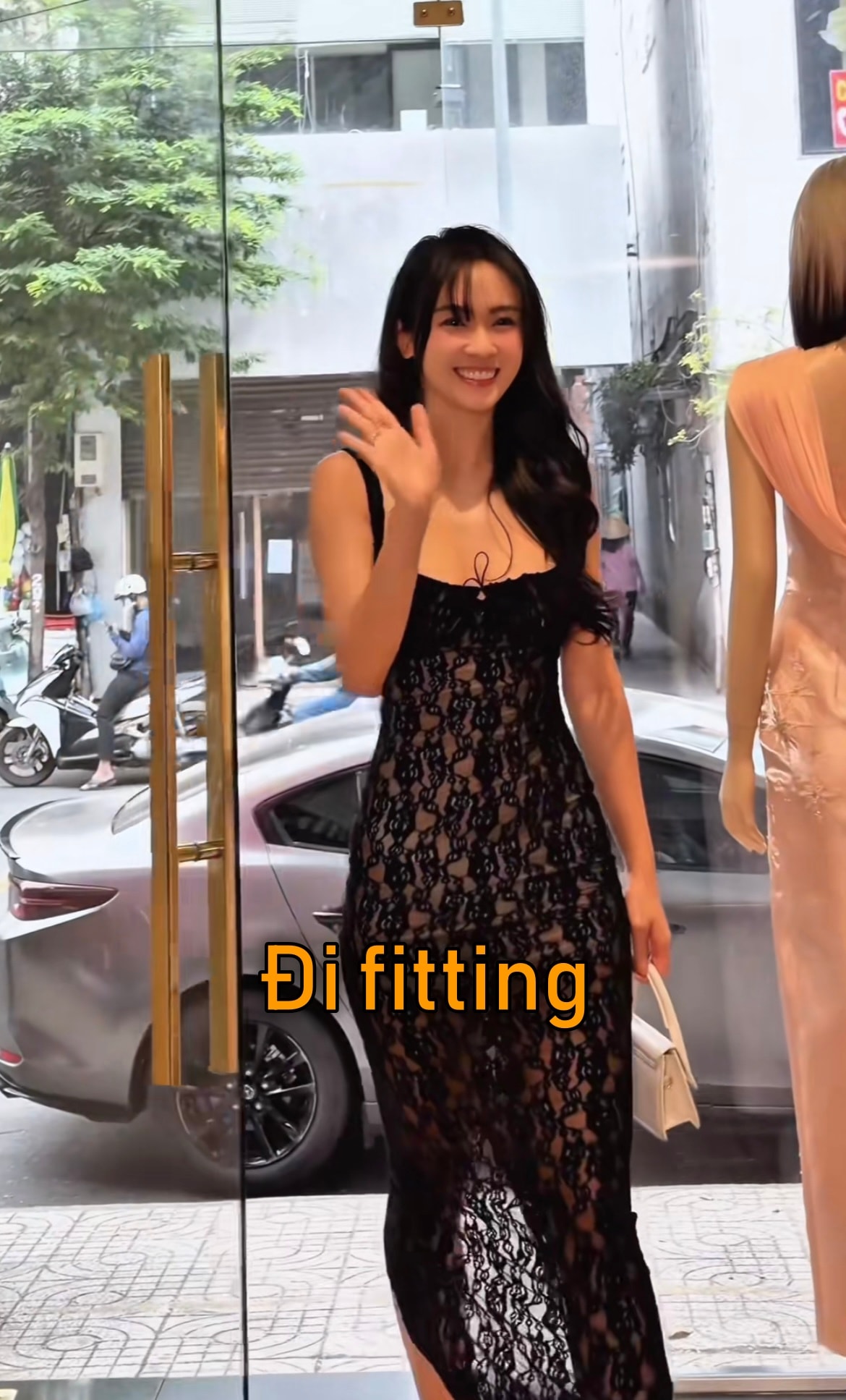 Vũ Thúy Quỳnh trong chiếc váy được cộng đồng mạng chú ý.
