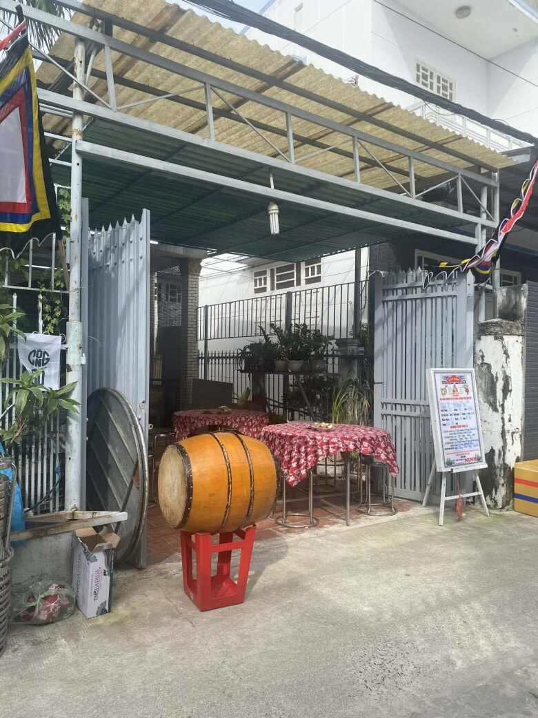 Gia đình Thương Tín dọn 4 bàn, bày trí 4 mâm cỗ để tiếp khách viếng.